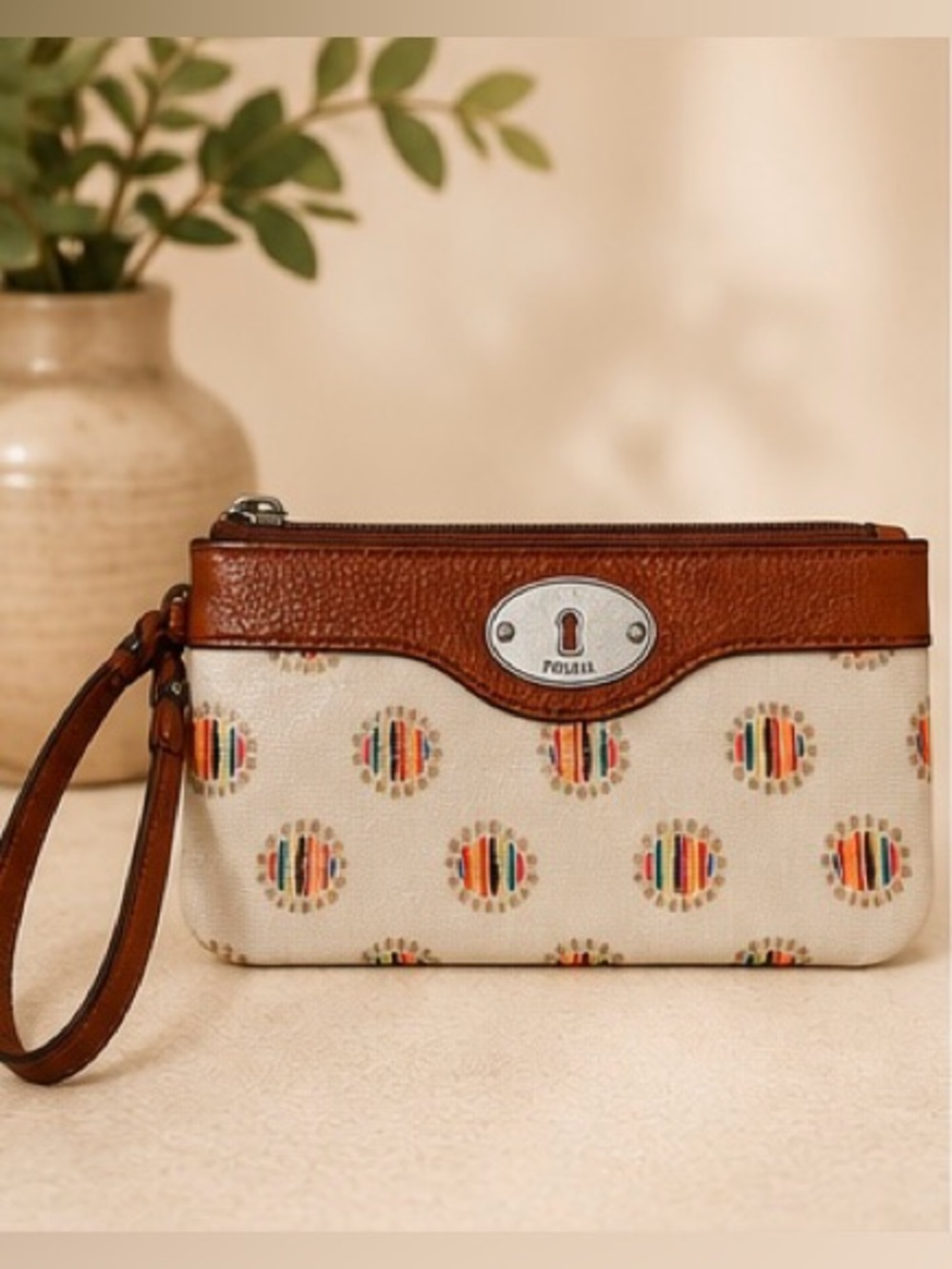 Fossil Key-Per Wristlet Tan Geometric Print
Vintage Y2K| Boho Style Euc